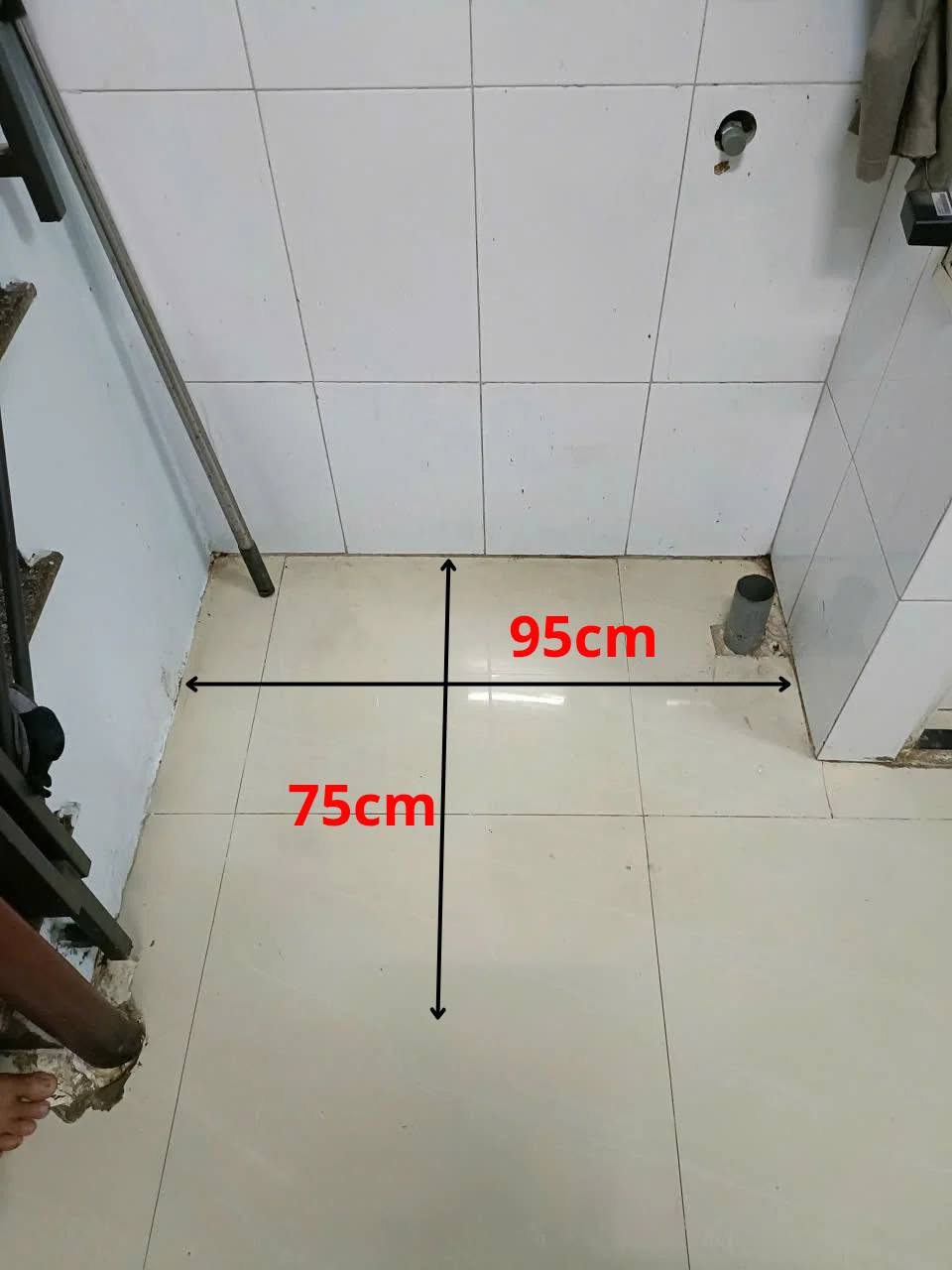 Hiện trạng khoảng trống 95 × 75 cm tại công trình Gò Vấp trước khi lắp thang
